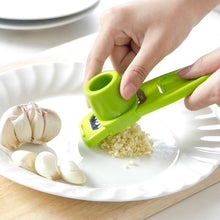 Load image into Gallery viewer, 1 st Multi Functionele Gember Knoflook Slijpen Rasp Schaafmachine Slicer Cutter Koken Tool Keukengerei Accessoires (Willekeurige Kleur)