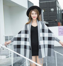 Load image into Gallery viewer, Plus size Gratis verzending 2018 herfst en winter mode nieuwe vrouwen geruite streep dubbelzijdige wol omzoomde sjaal lange vest