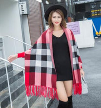 Load image into Gallery viewer, Plus size Gratis verzending 2018 herfst en winter mode nieuwe vrouwen geruite streep dubbelzijdige wol omzoomde sjaal lange vest